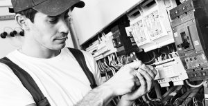 Electricien en maintenance sur un tableau